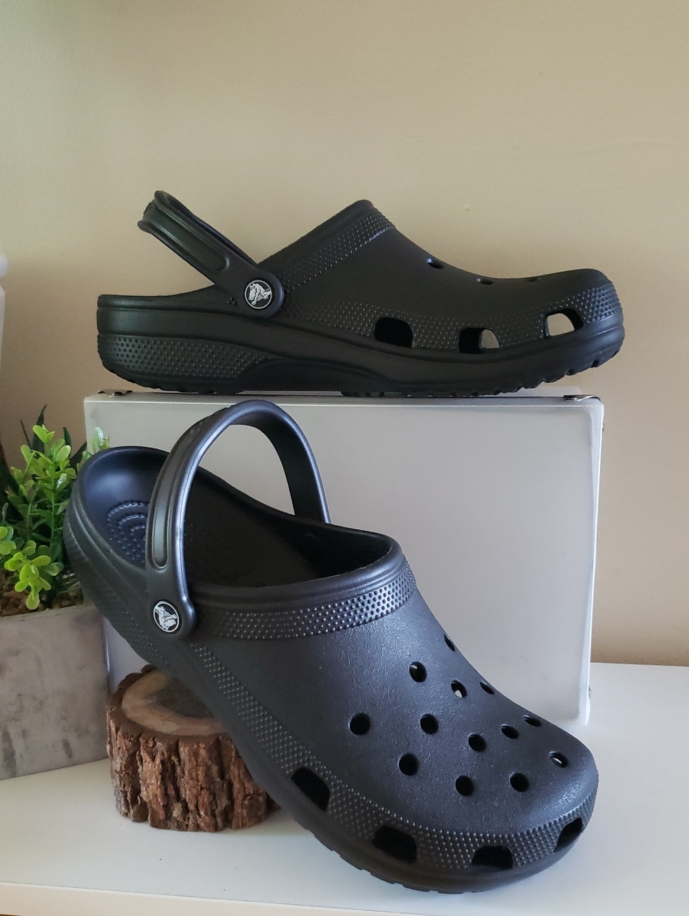 Crocs Classic Clogs - Unisex - Black M10/W12 ( EUC)